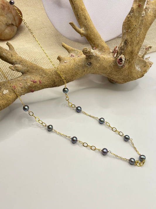 Collar Perla gris con cadena goldfilled