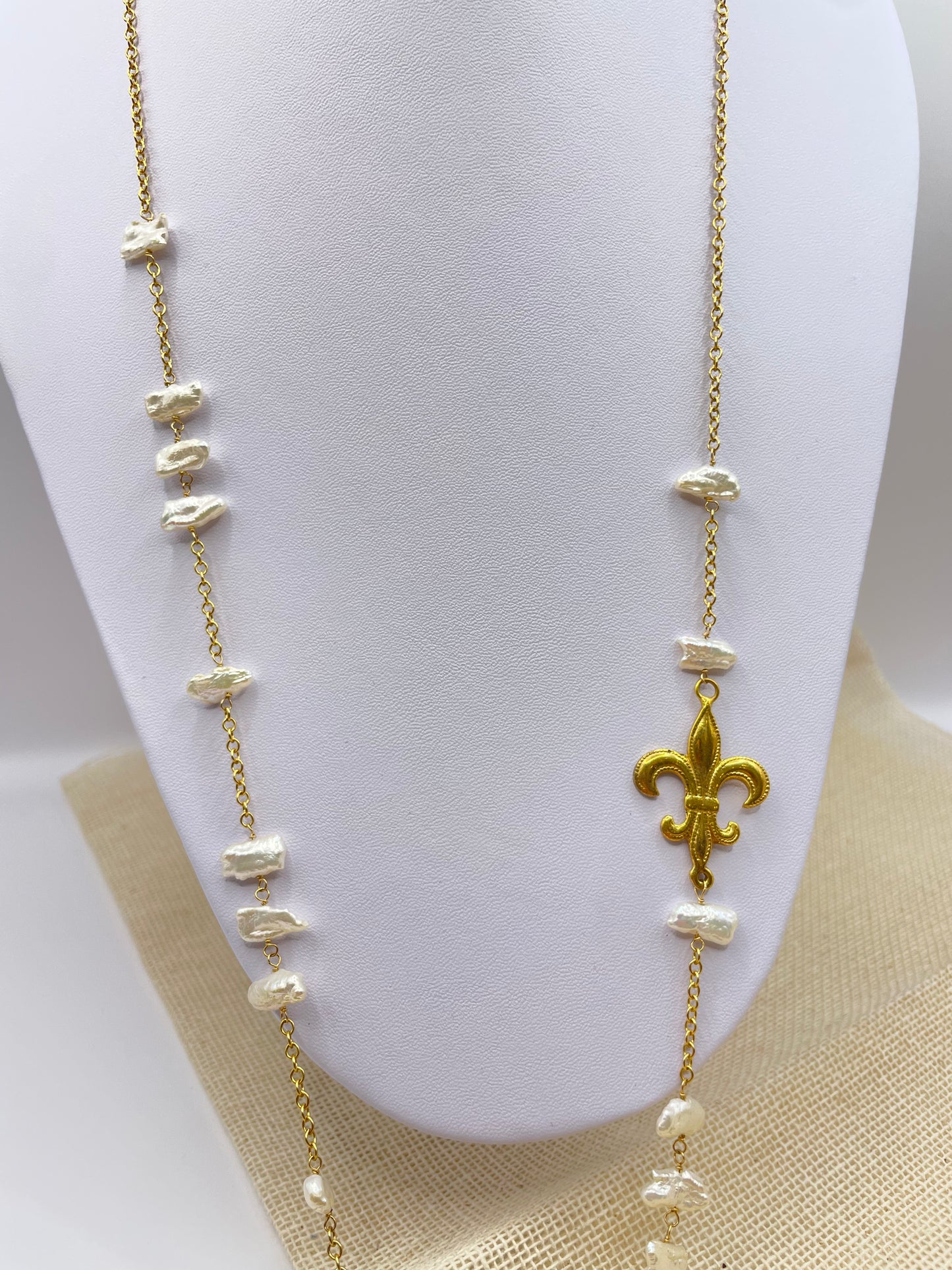 Collar Perlas con flor de Lis