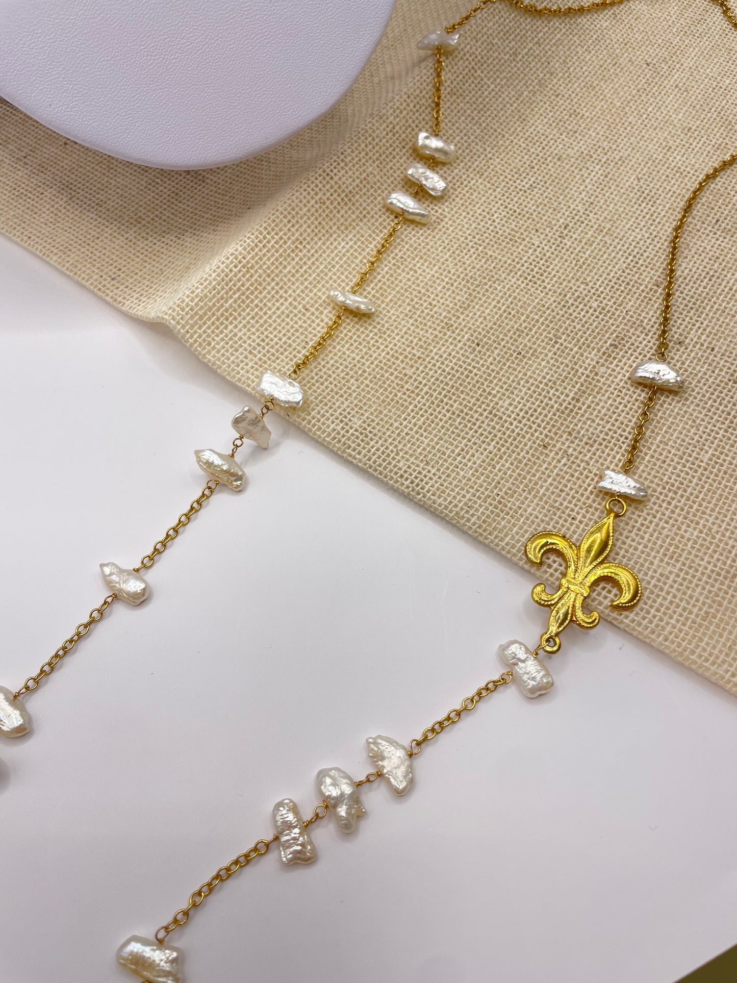 Collar Perlas con flor de Lis