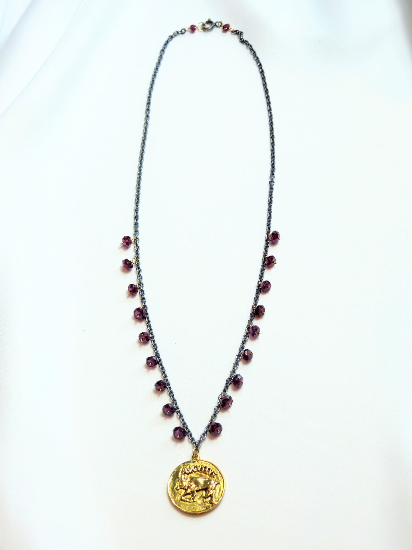 Collar Granates y moneda